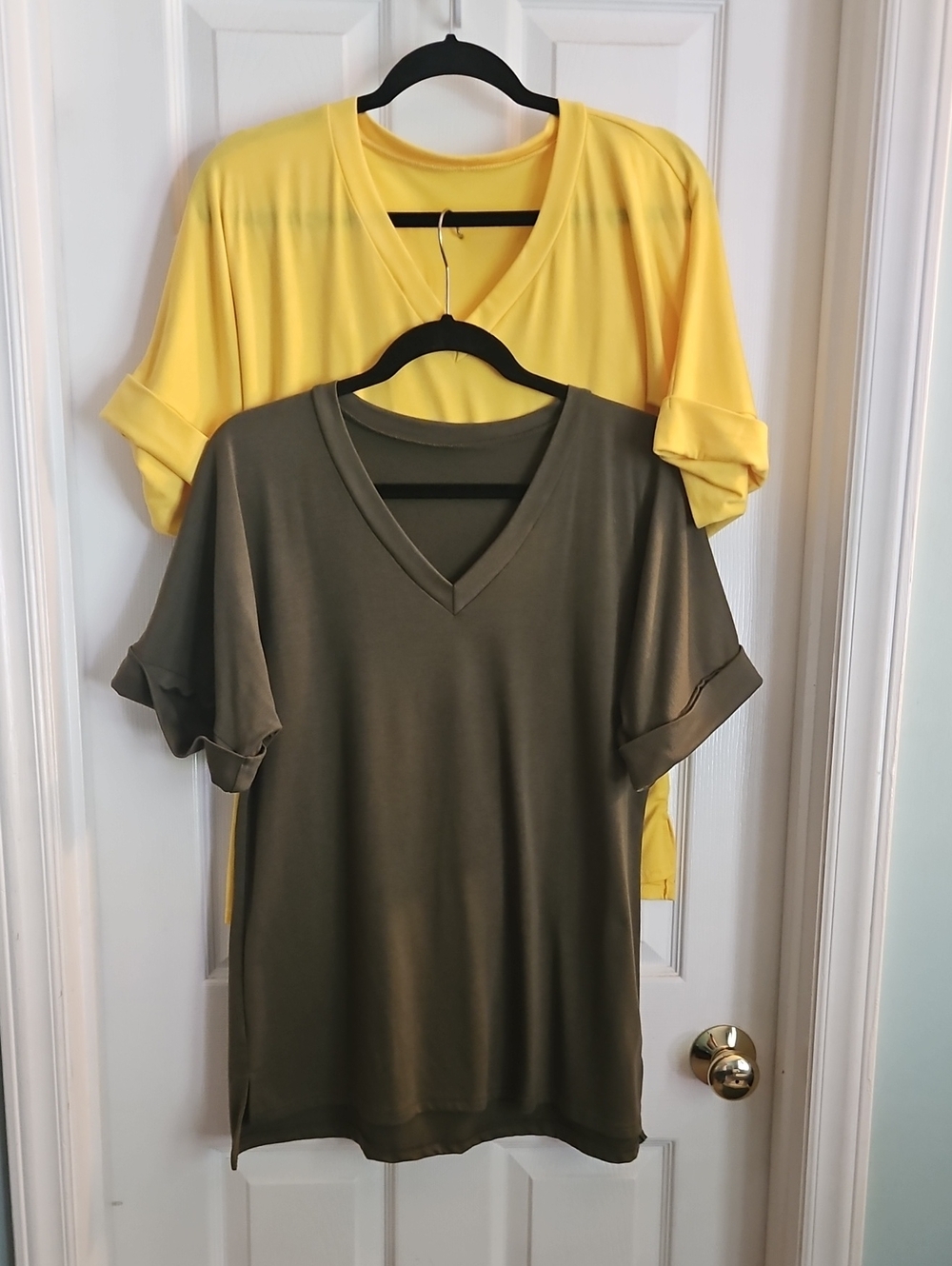 2 Amazon V-Neck Short Sleeve Tees in Olive and Yellow Size Lg